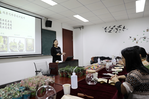 熊老师在现场讲解如何制作景观
