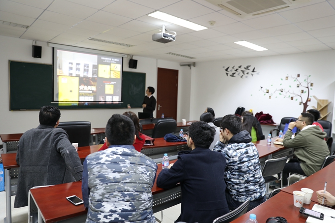谢志发老师在讲解实验安全