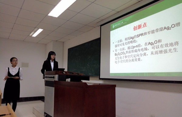 学生在参与答辩