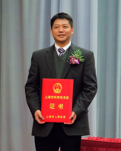 胡文浩老师代表团队上台领奖